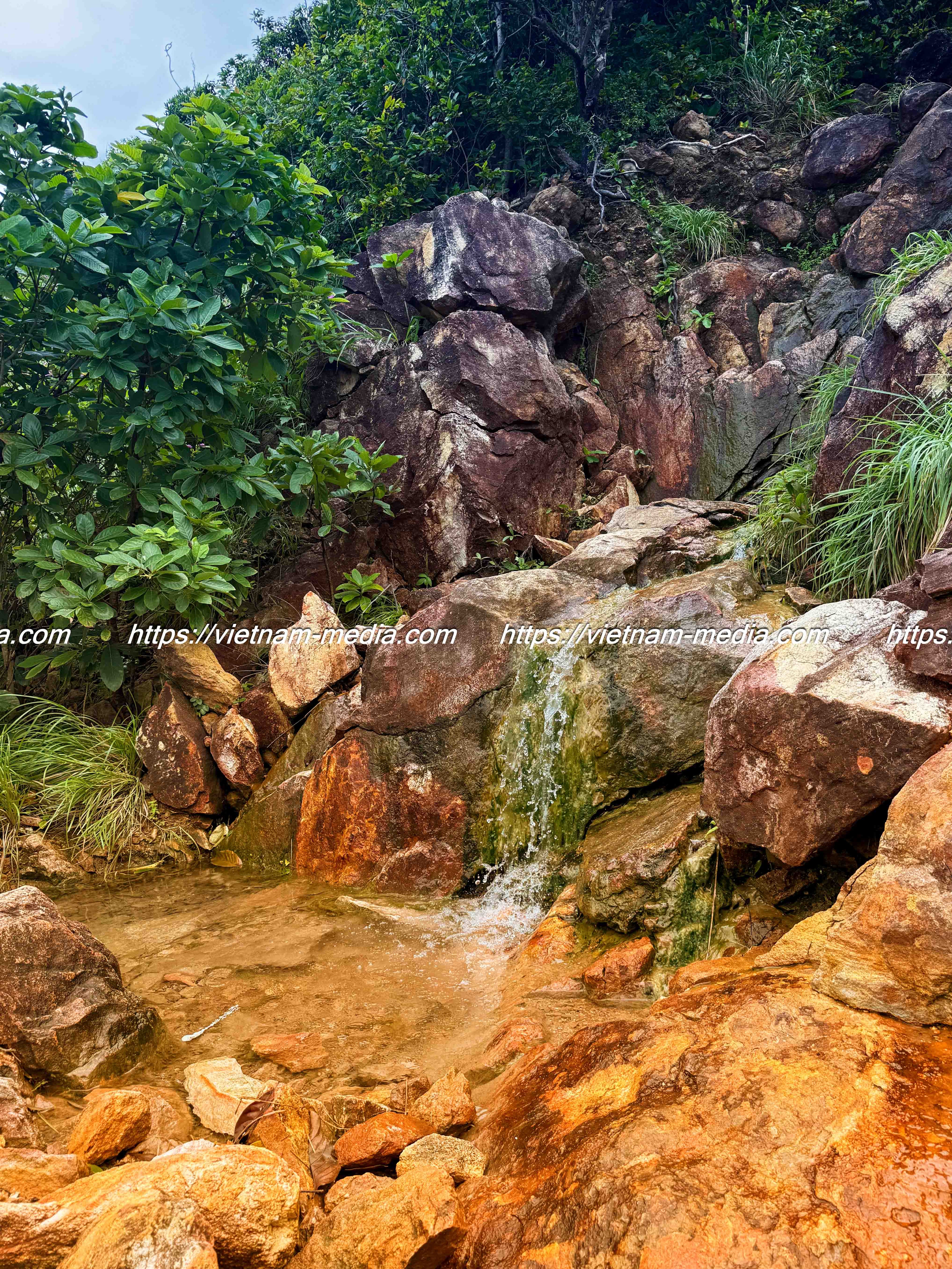 ĐÁ DƯỚI CHÂN SUỐI