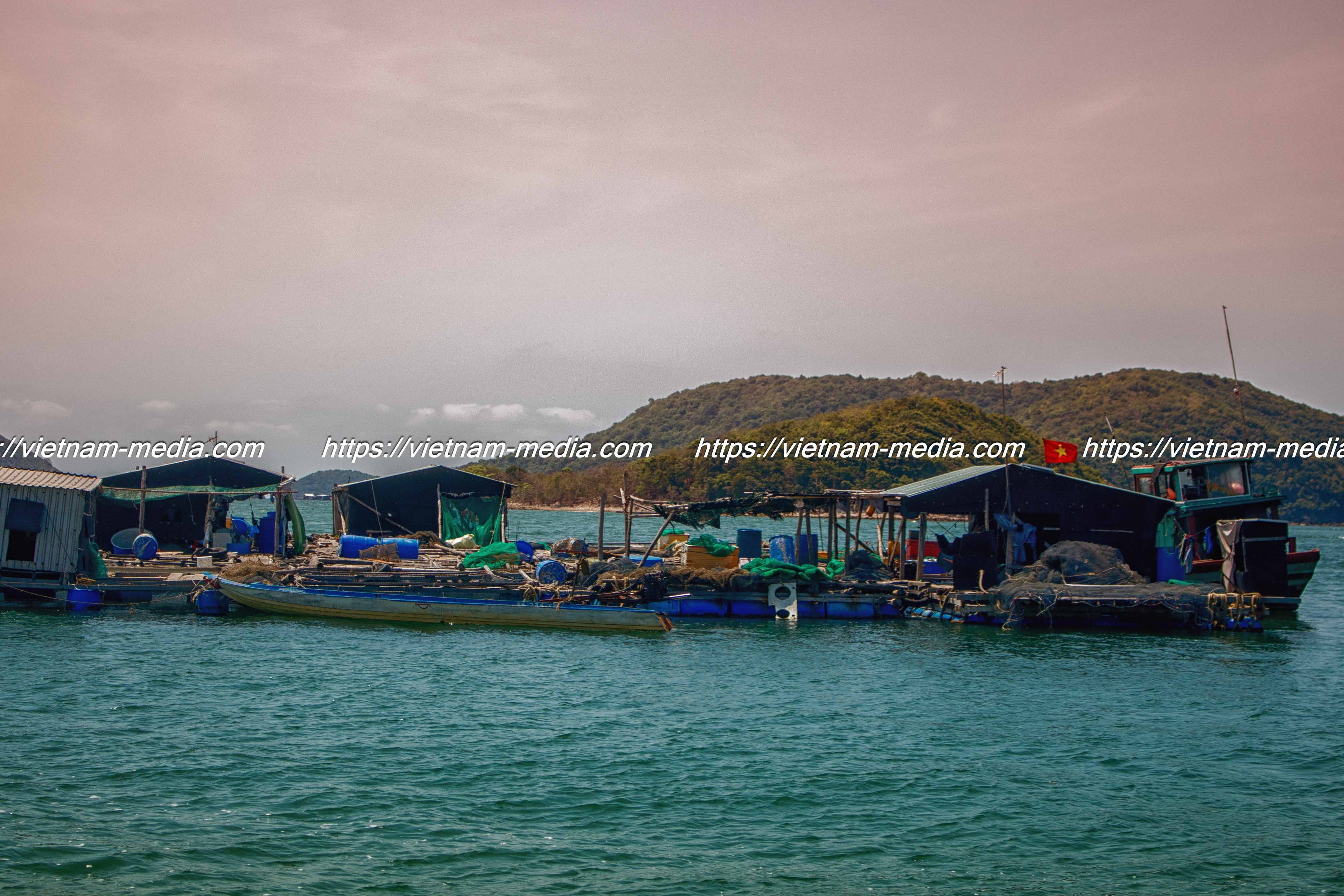 NHÀ BÈ TRÊN BIỂN