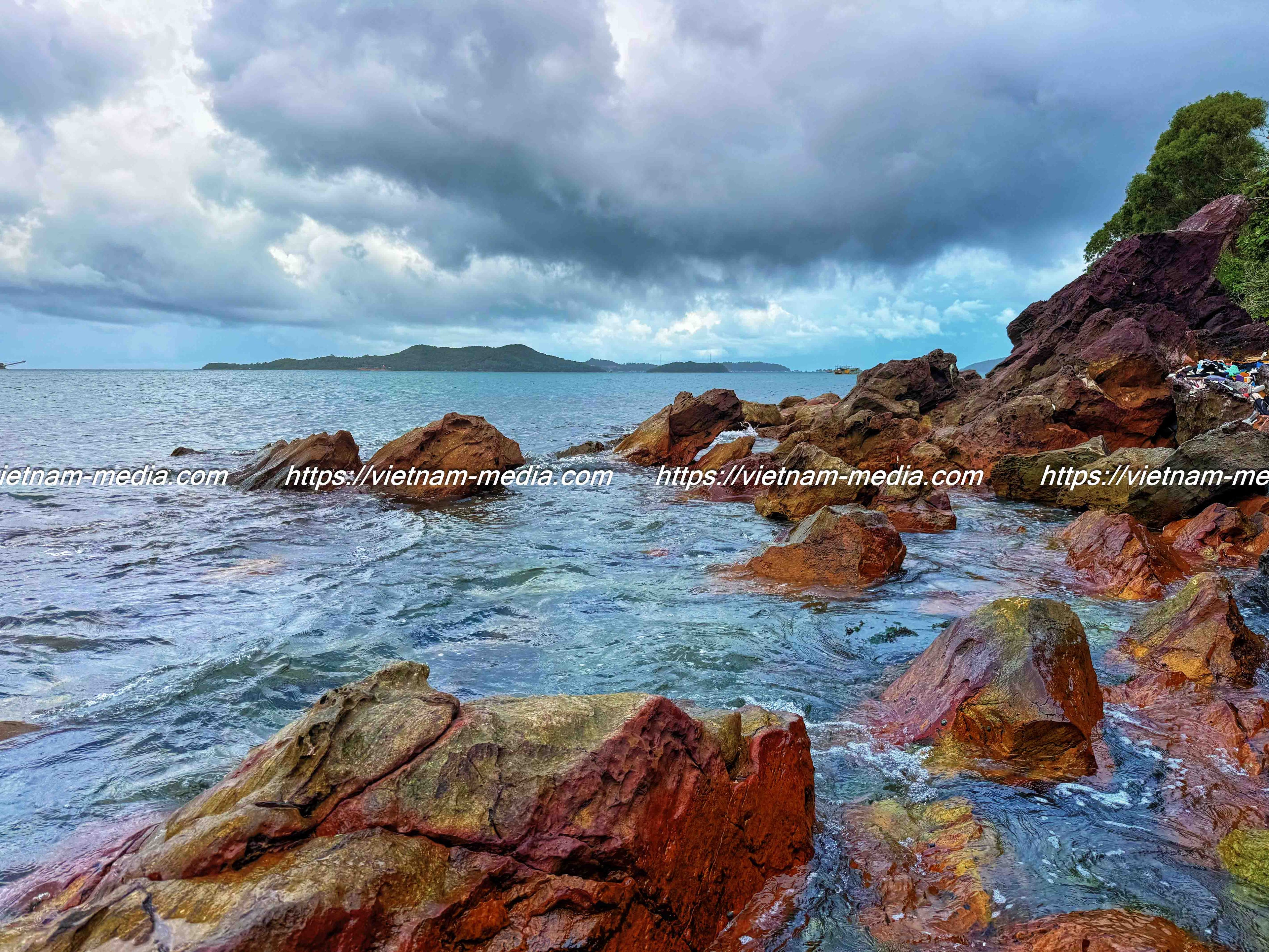 ĐÁ DƯỚI CHÂN TRỜI