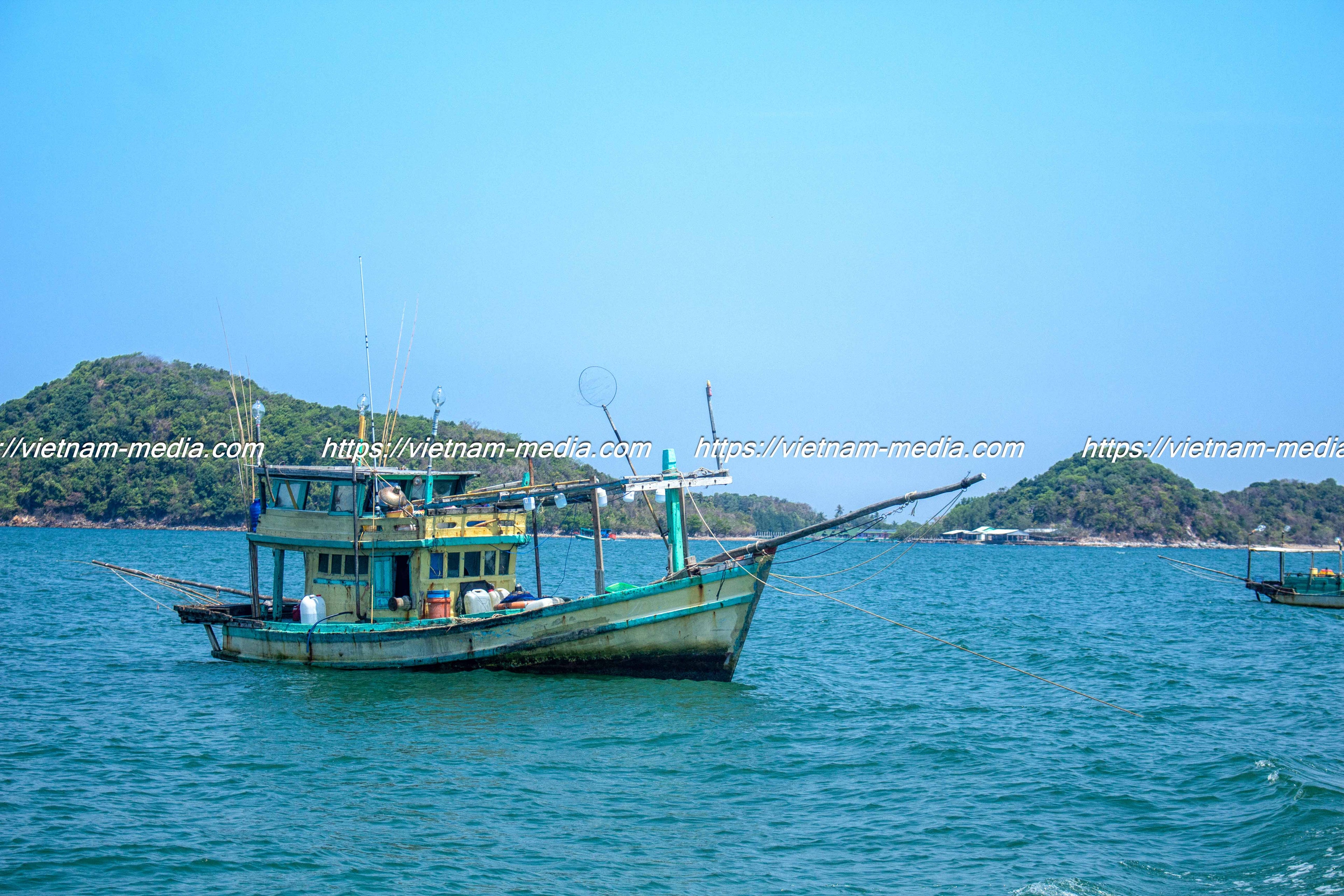 LẺ LOI GIỮA BIỂN