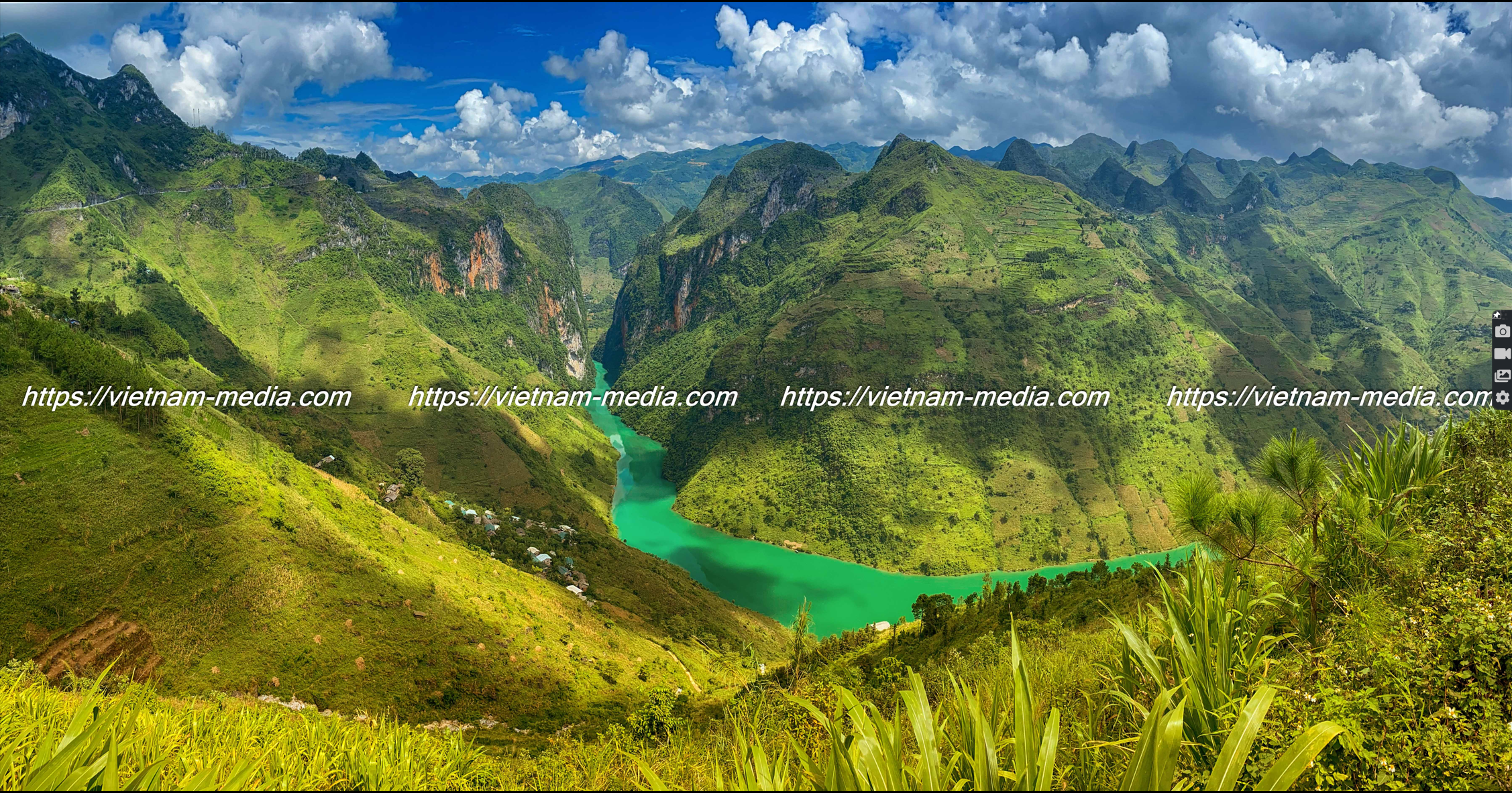 DÒNG SÔNG TRONG MẮT NÚI