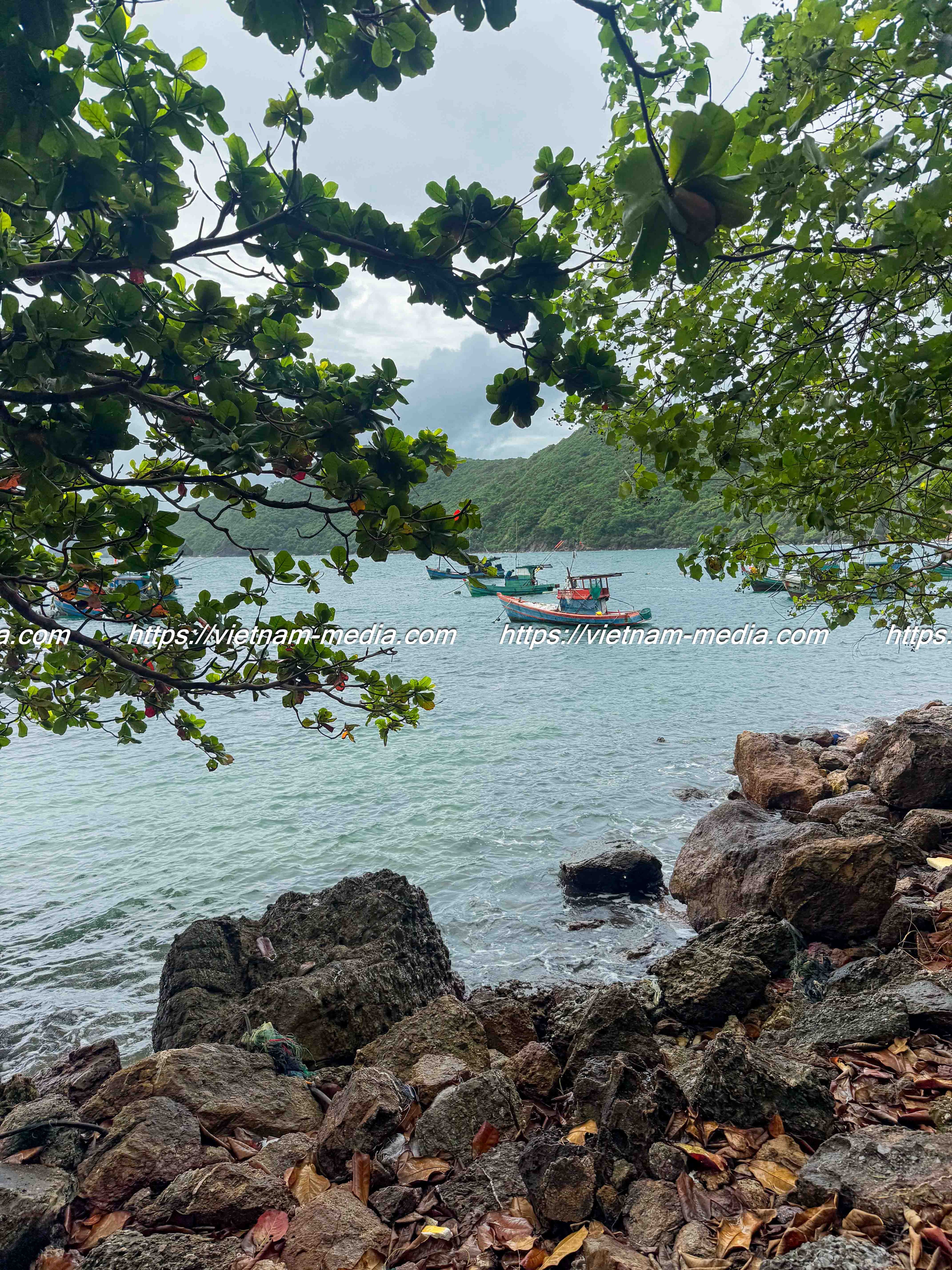 TRỜI BUỒN HIU HẮT