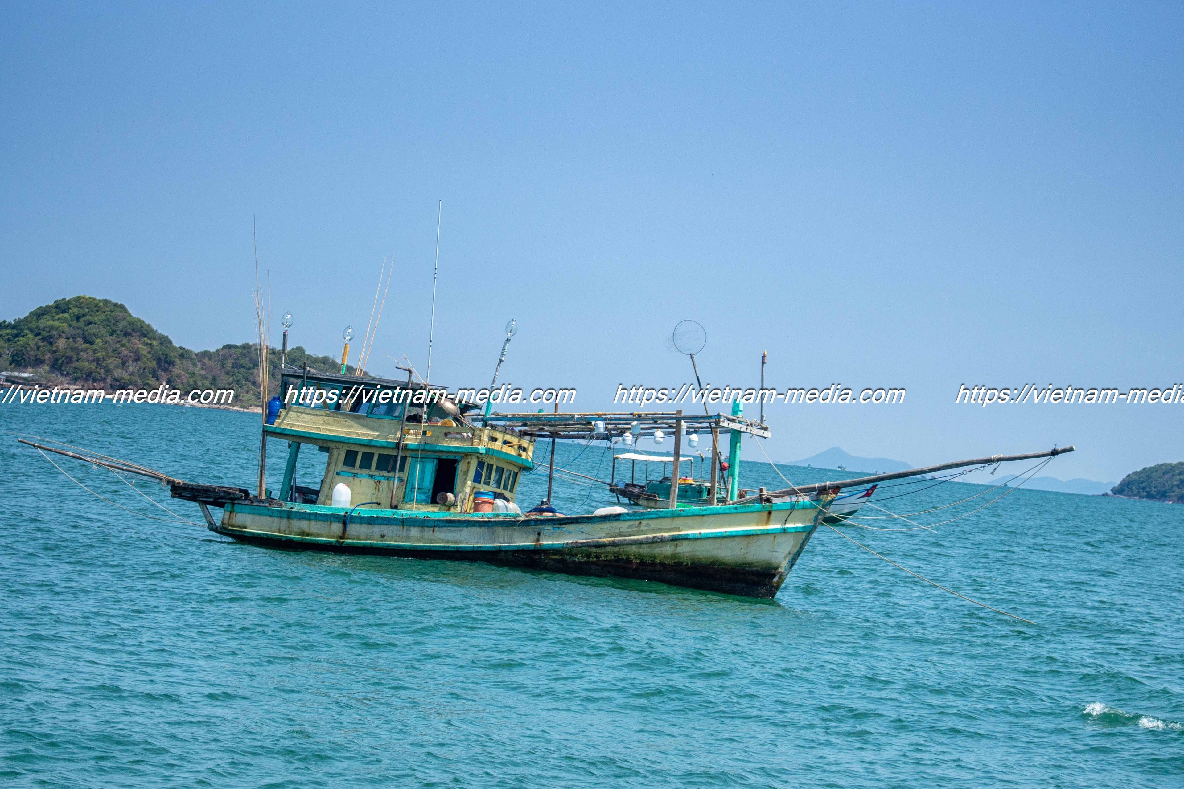 VƯƠN RA BIỂN LỚN